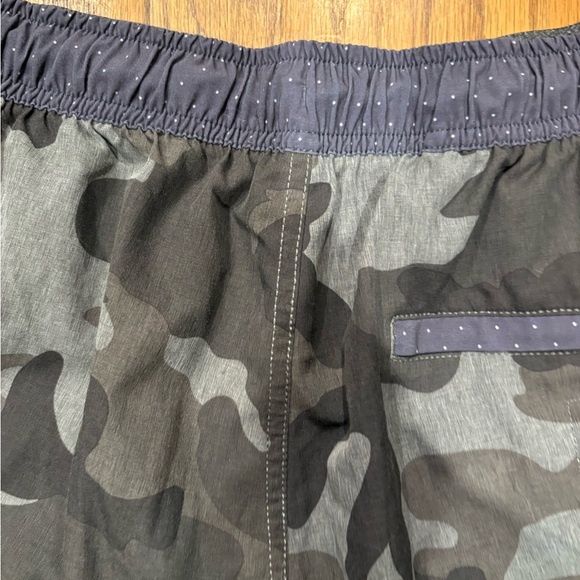 Vuori Banks Shorts Mens Medium Drawstring Stretch Performance Grey Camo Gym V330 - Picture 12 of 14